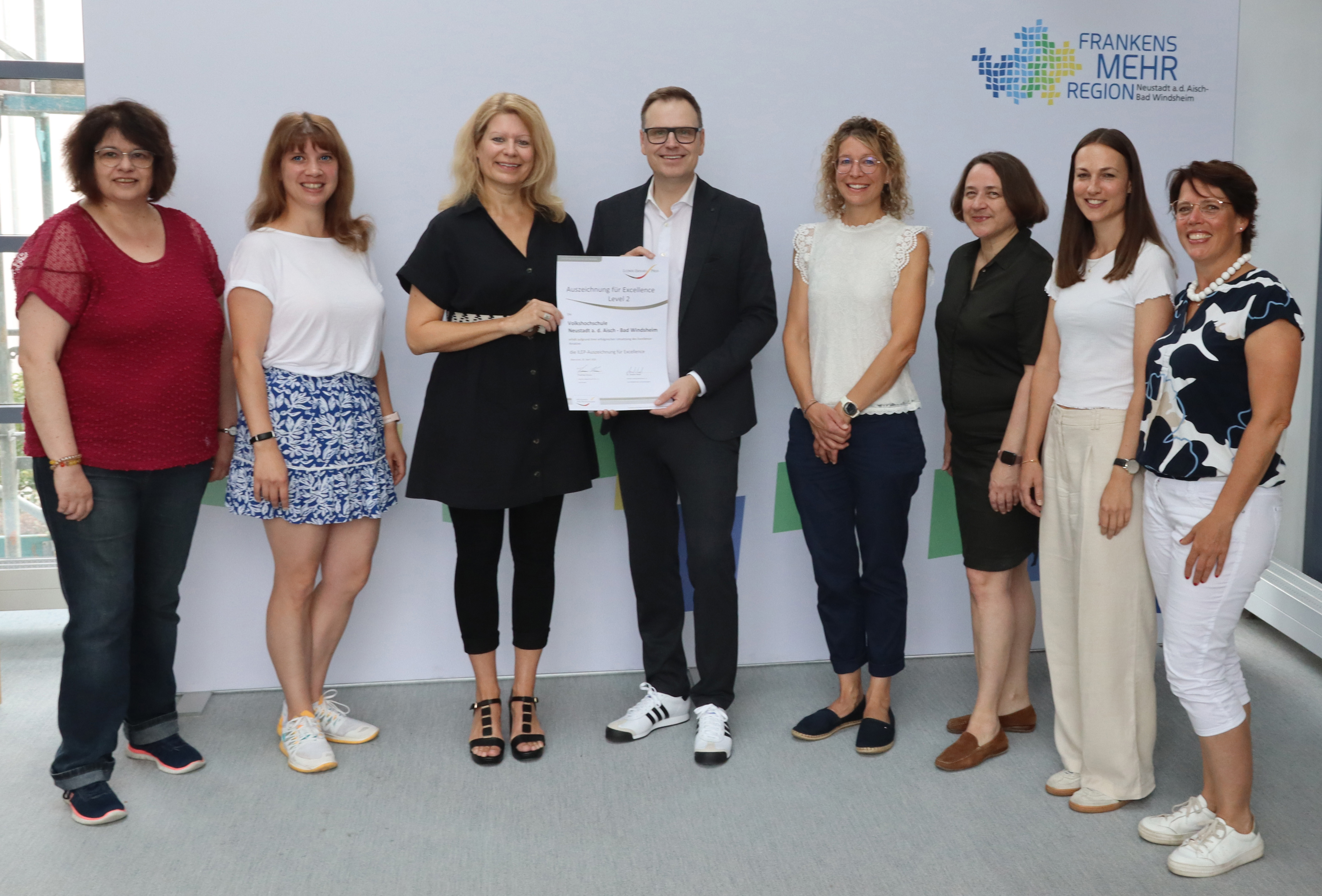 Von links nach rechts: Karin Hammerbacher, Sandra Wicke, Evelyn Volk, Landrat Dr. von Dobschütz, Katrin Werner, Michaela Wolf, Lisa Strebel, Barbara Lang